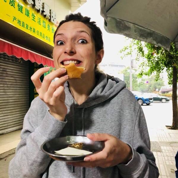 Chloé discovering the dan hong gao