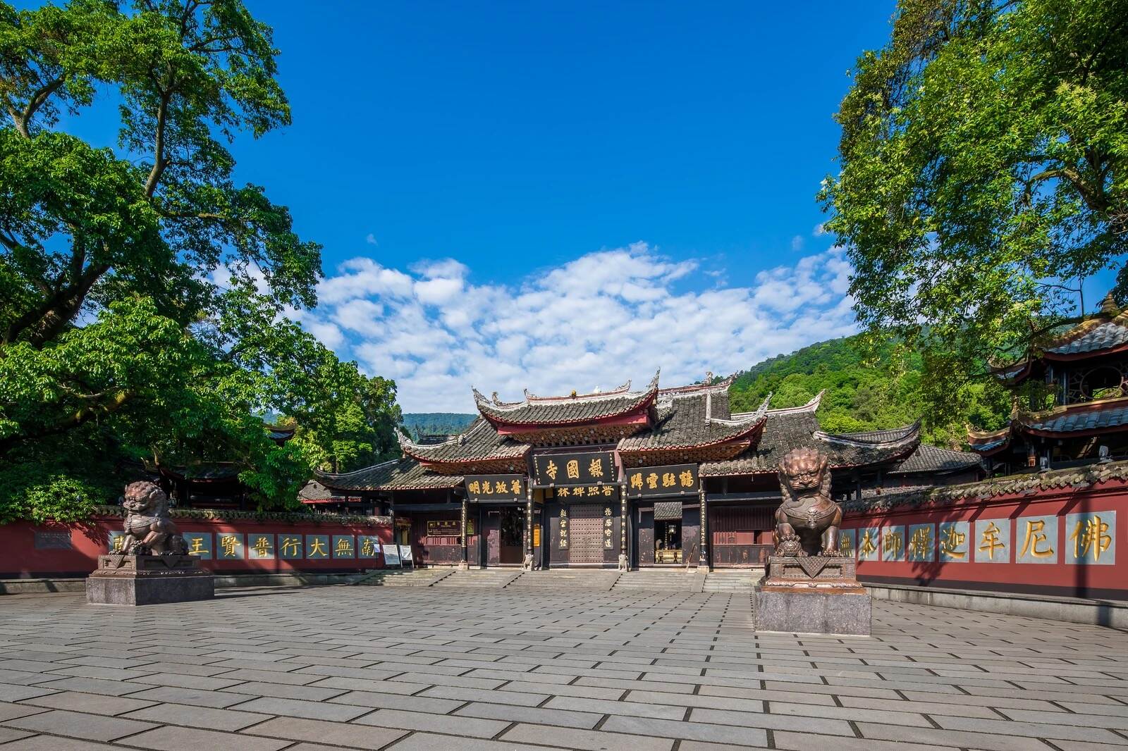 Bao'en-Tempel im Abendlicht, Emei Shan