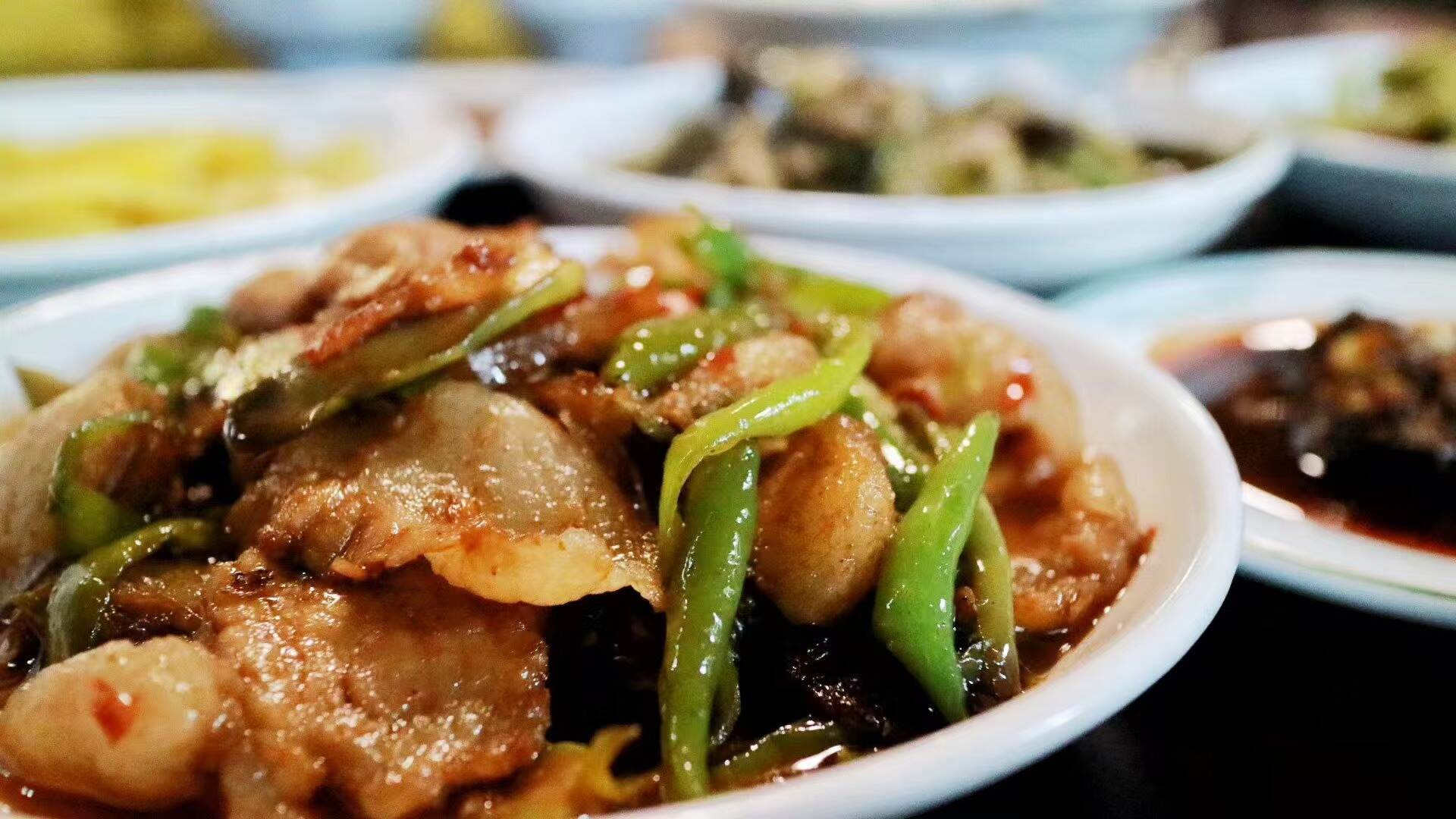 Stir-fried pork with green peppers from the mountain canteen