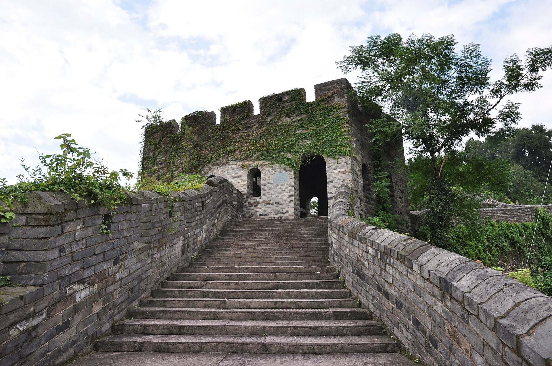A two-storey hollow watchtower on the Taizhou Prefecture Wall