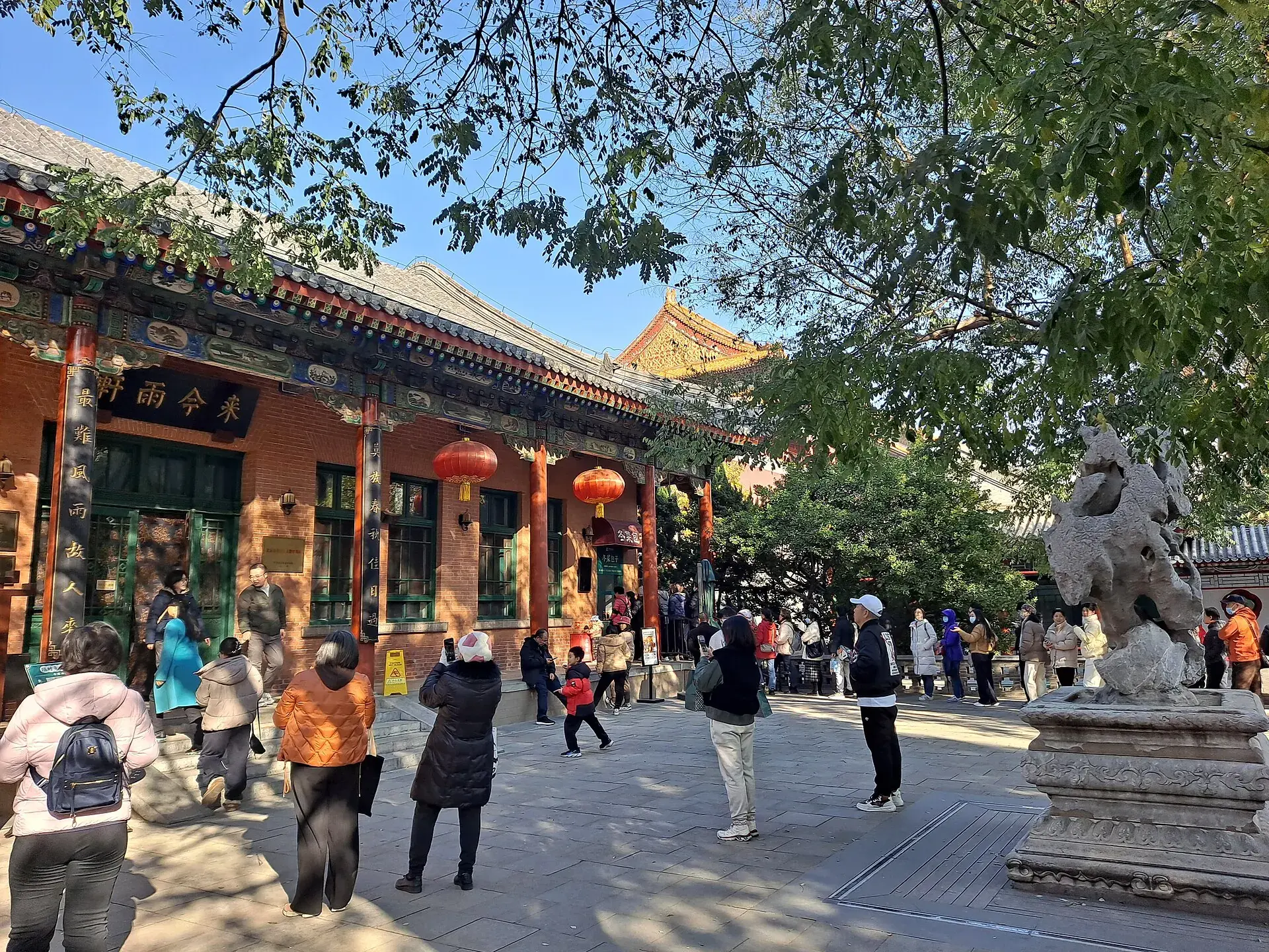 The courtyard of the Laijinyuxuan teahouse in Beijing