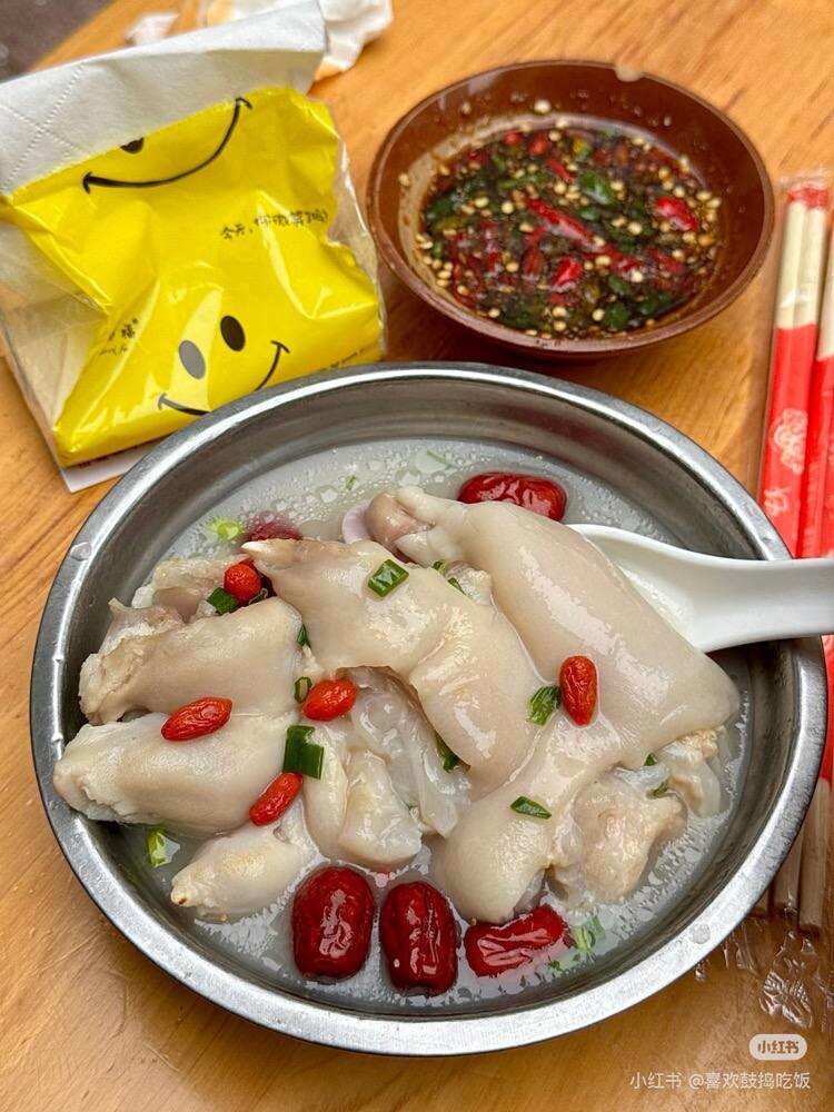 Lao ma ti hua — pig trotter and white bean soup with chili dip