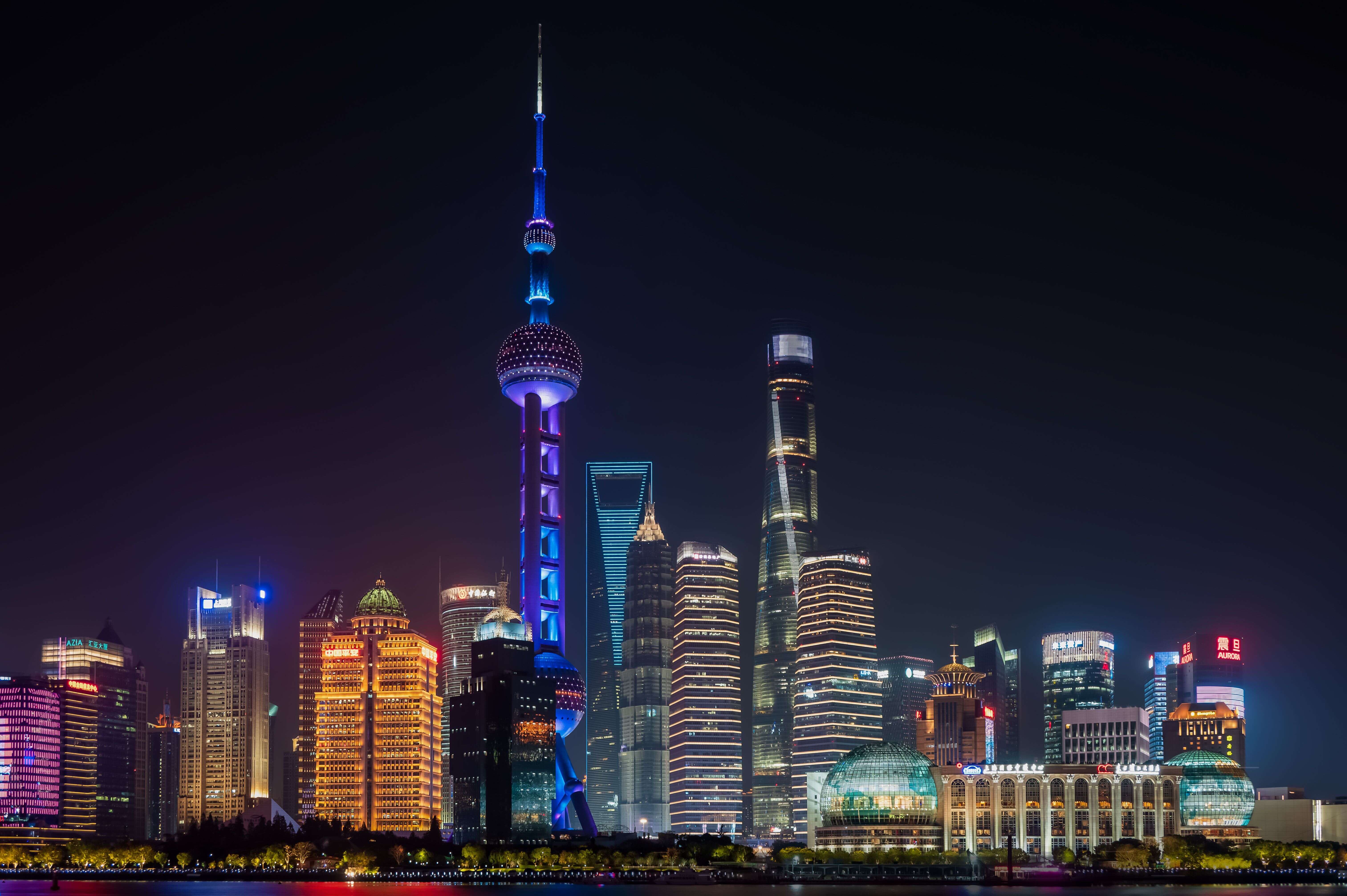 El Bund y el skyline de Pudong después del anochecer, Shanghái