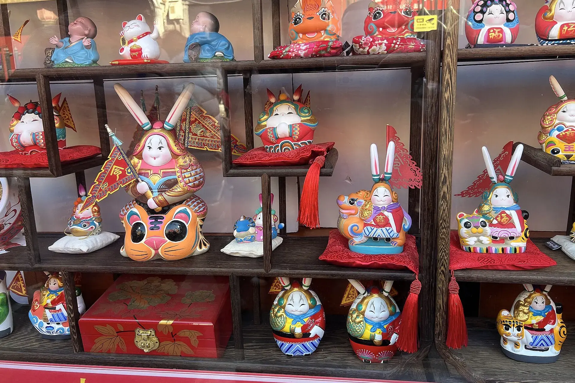 Painted Tu'er Ye lined up on red cushions