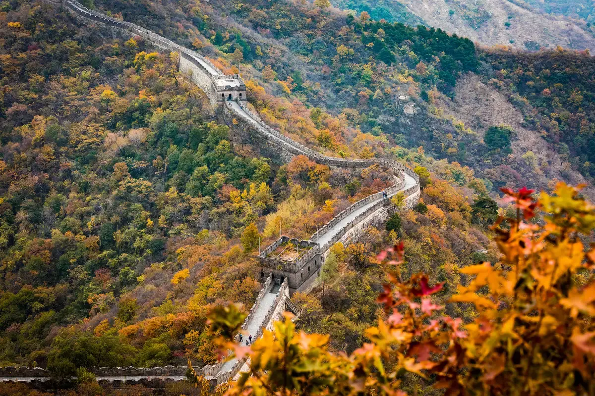 修復後的慕田峪長城段,沿著北京以北森林覆蓋的山脊蜿蜒