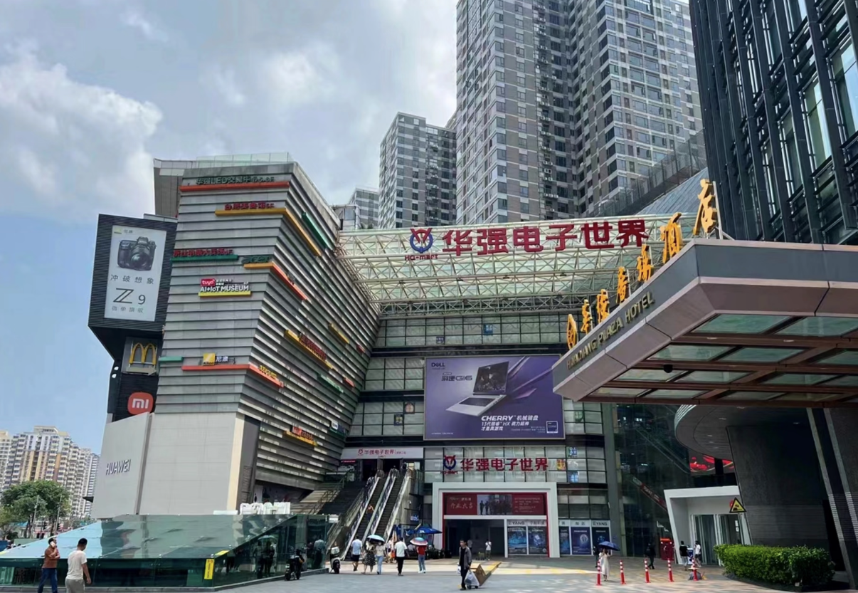 深圳華強北電子區內,零件攤位層層疊疊