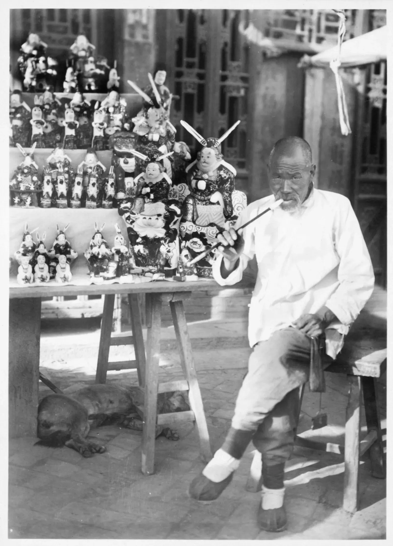 A Tu'er Ye stall photographed in Beijing in the 1930s, the maker sitting beside it