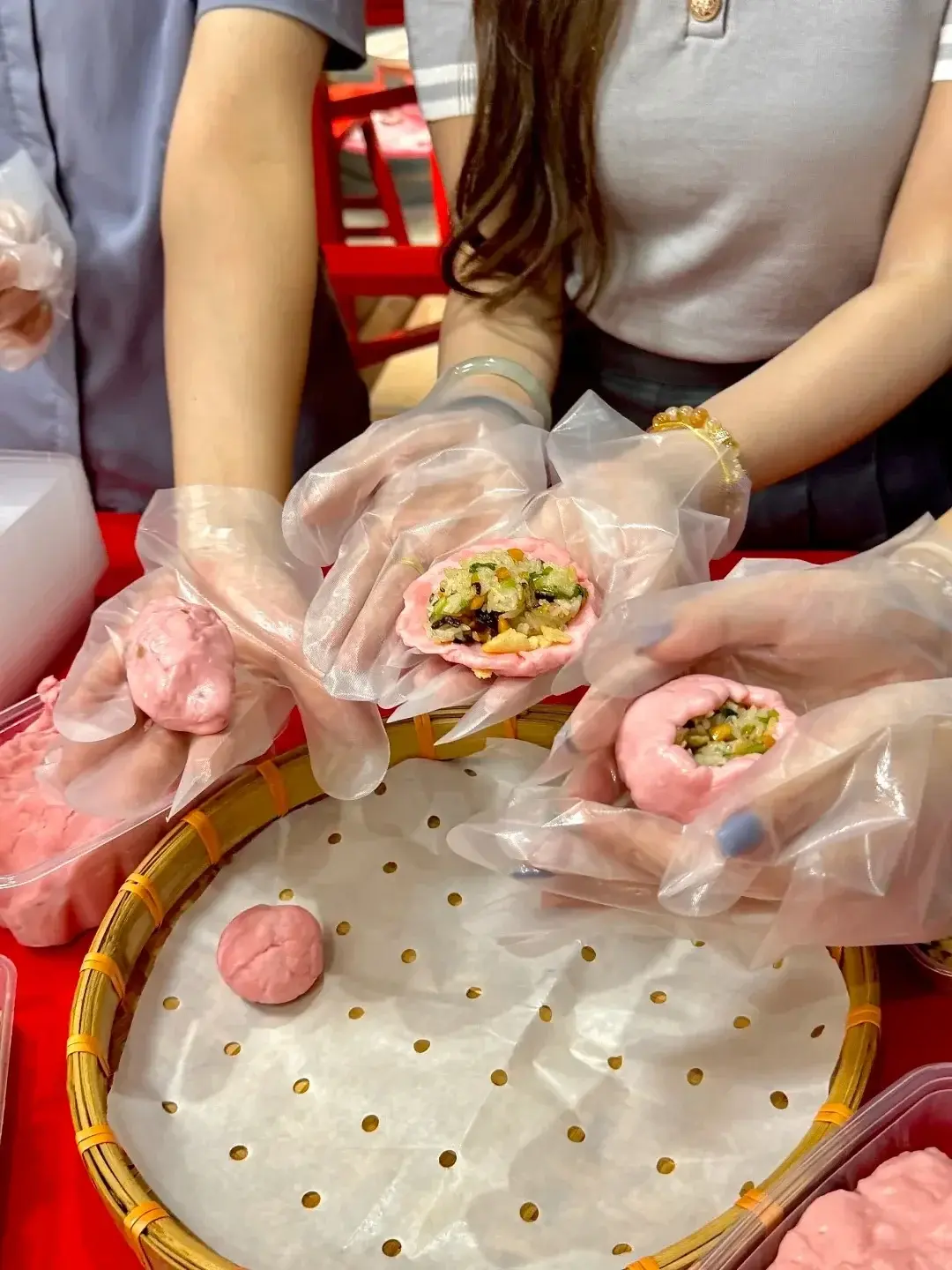 Press a tray of red peach rice cakes by hand, Teochew