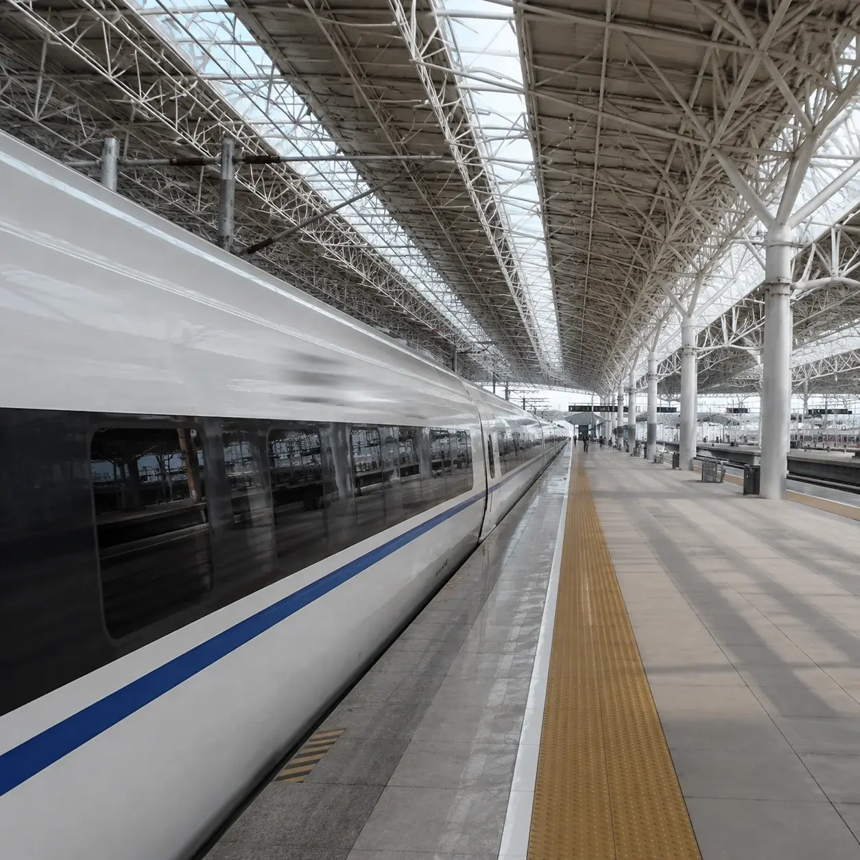 Ein Hochgeschwindigkeitsbahnsteig – von Shanghai nach Hangzhou dauert es etwa eine Stunde