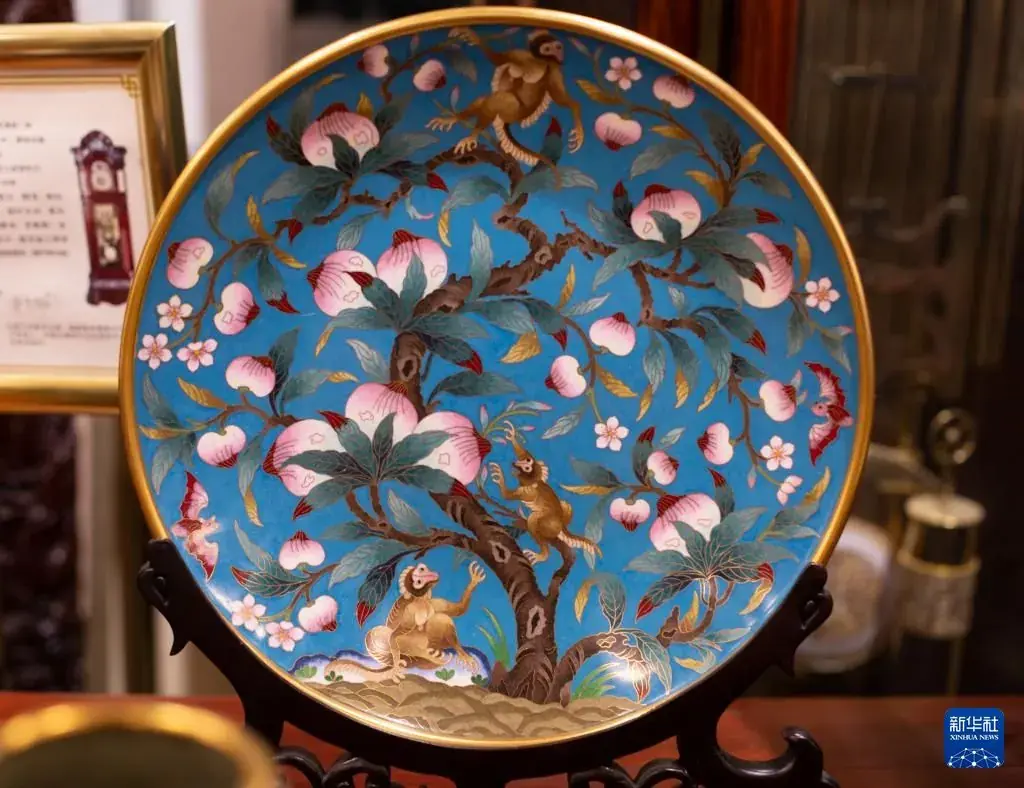 A finished cloisonné plate with flower pattern