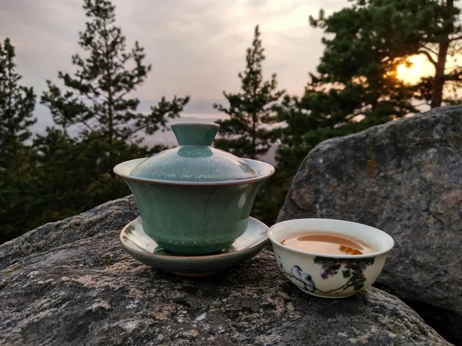 A Chinese lidded tea cup