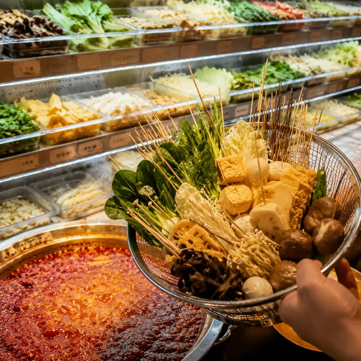 一籃串好的蔬菜與豆腐,攝於成都麻辣燙攤位