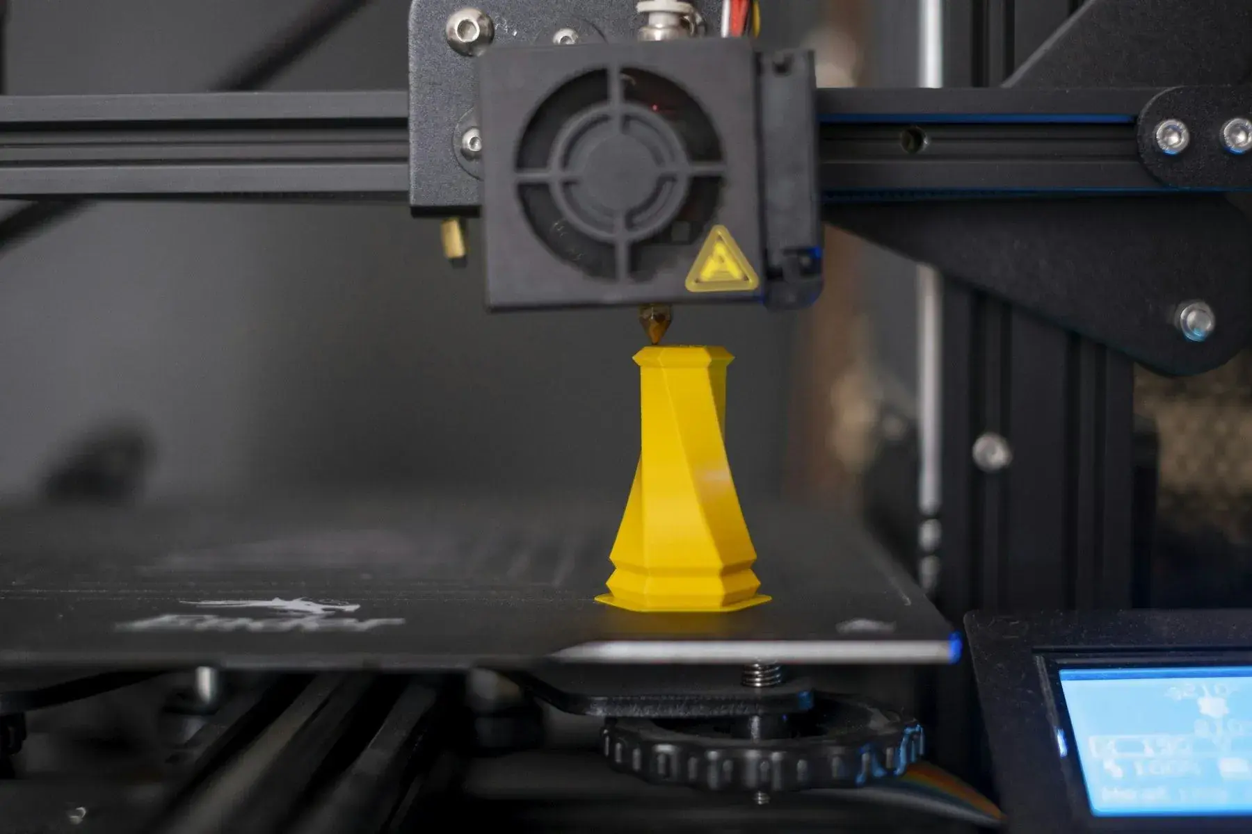 A 3D printer laying a layer