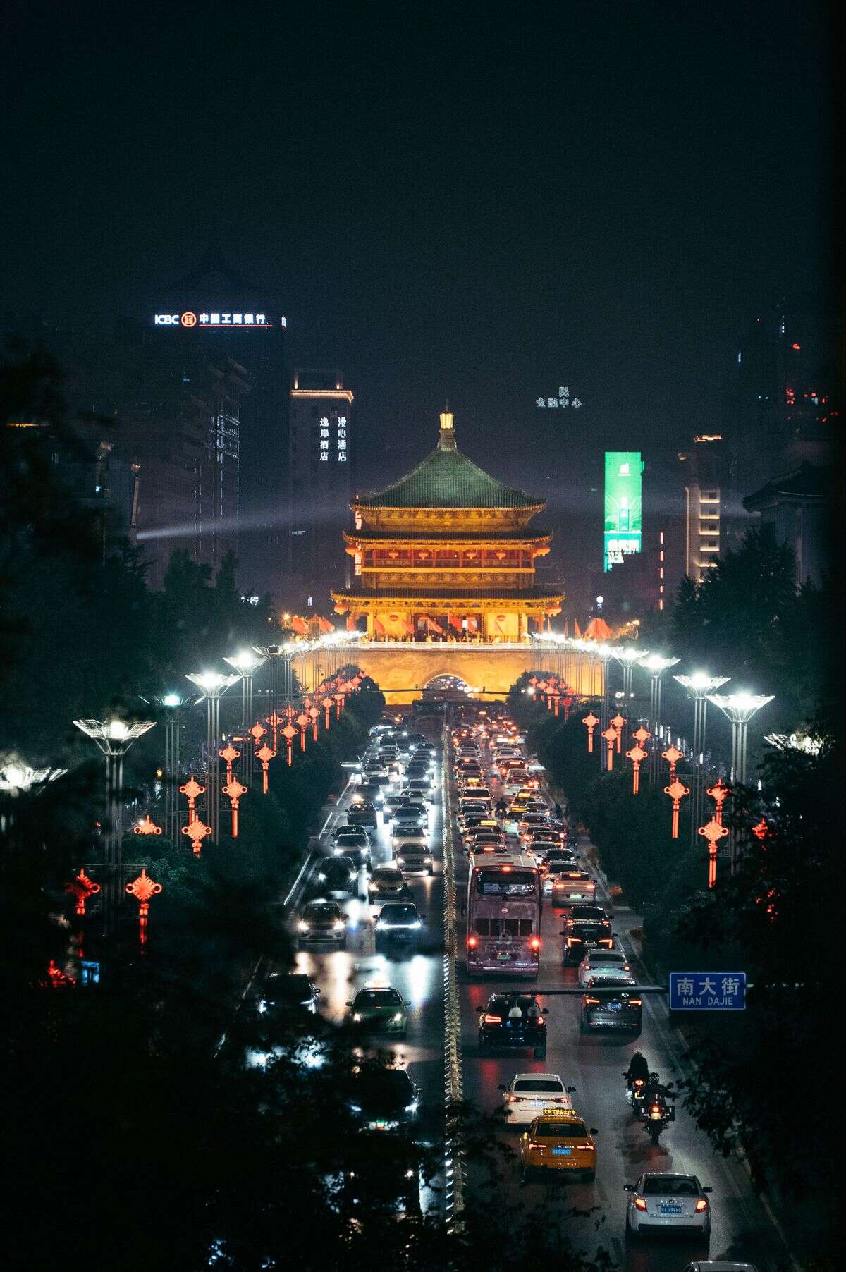 La plaza de la Torre de la Campana y el Tambor y el Barrio Musulmán de noche, Xian