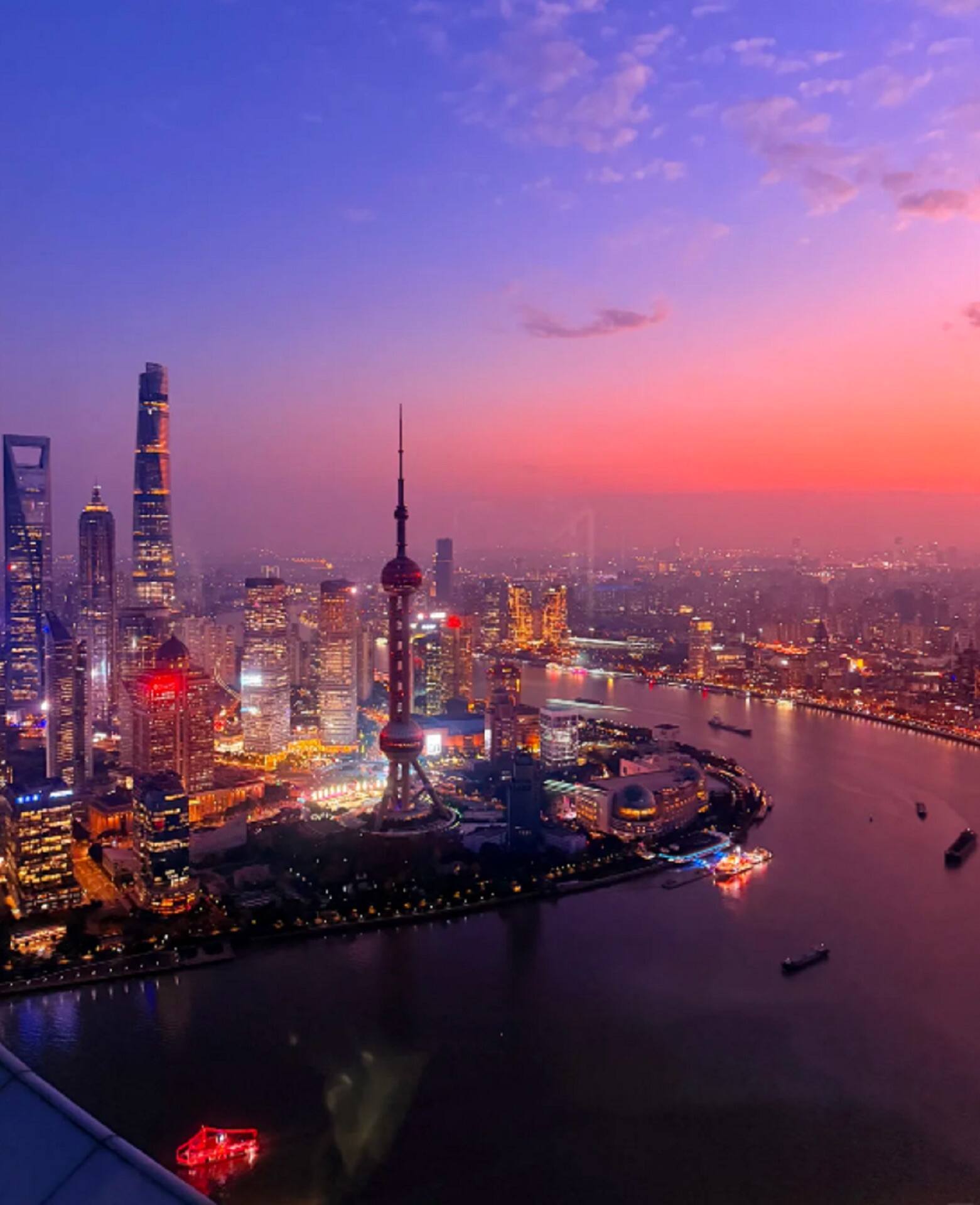 該從白玉蘭觀景台看上海，還是從上海中心看？