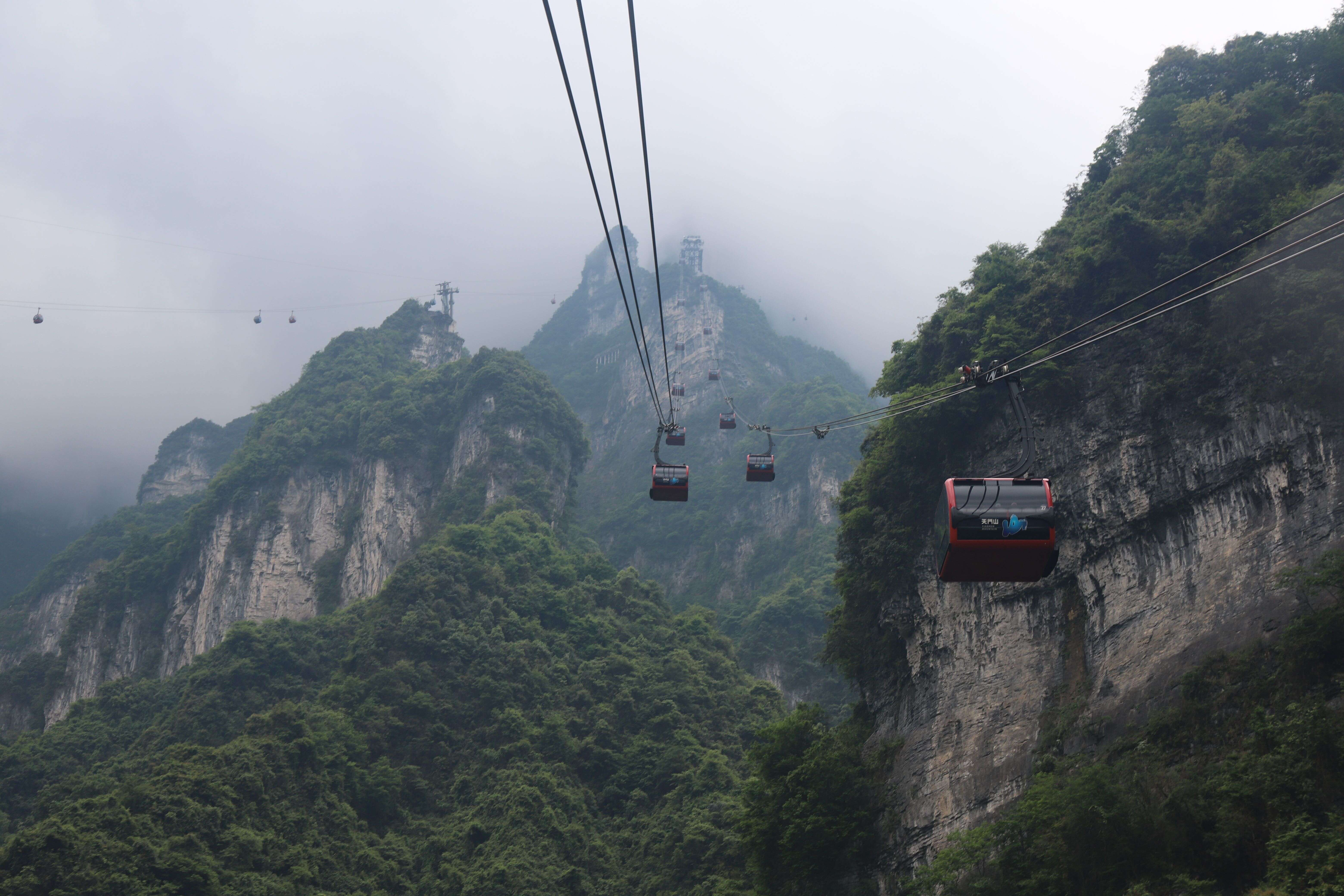 Teleférico de la montaña Tianmen y pasarela en el acantilado, Zhangjiajie