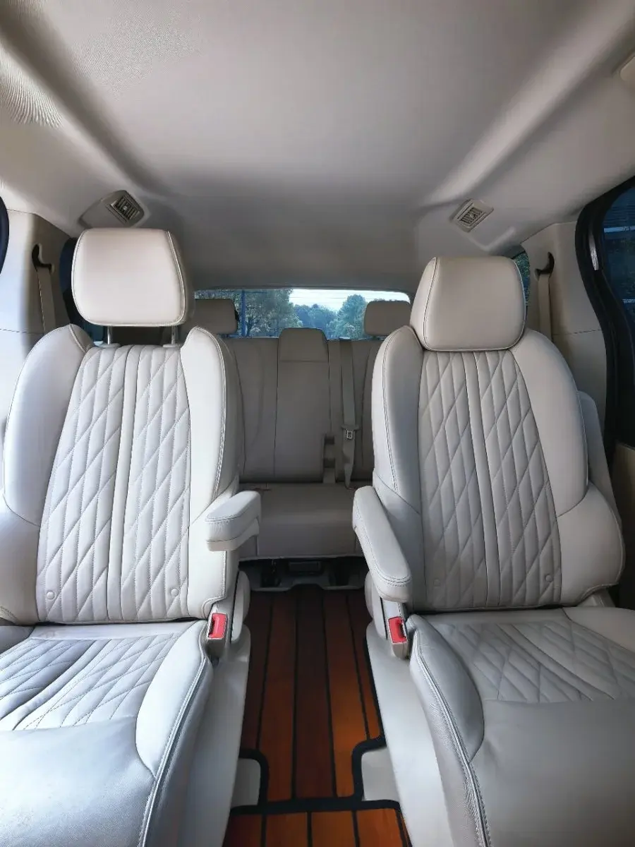 7-seat private car · Interior