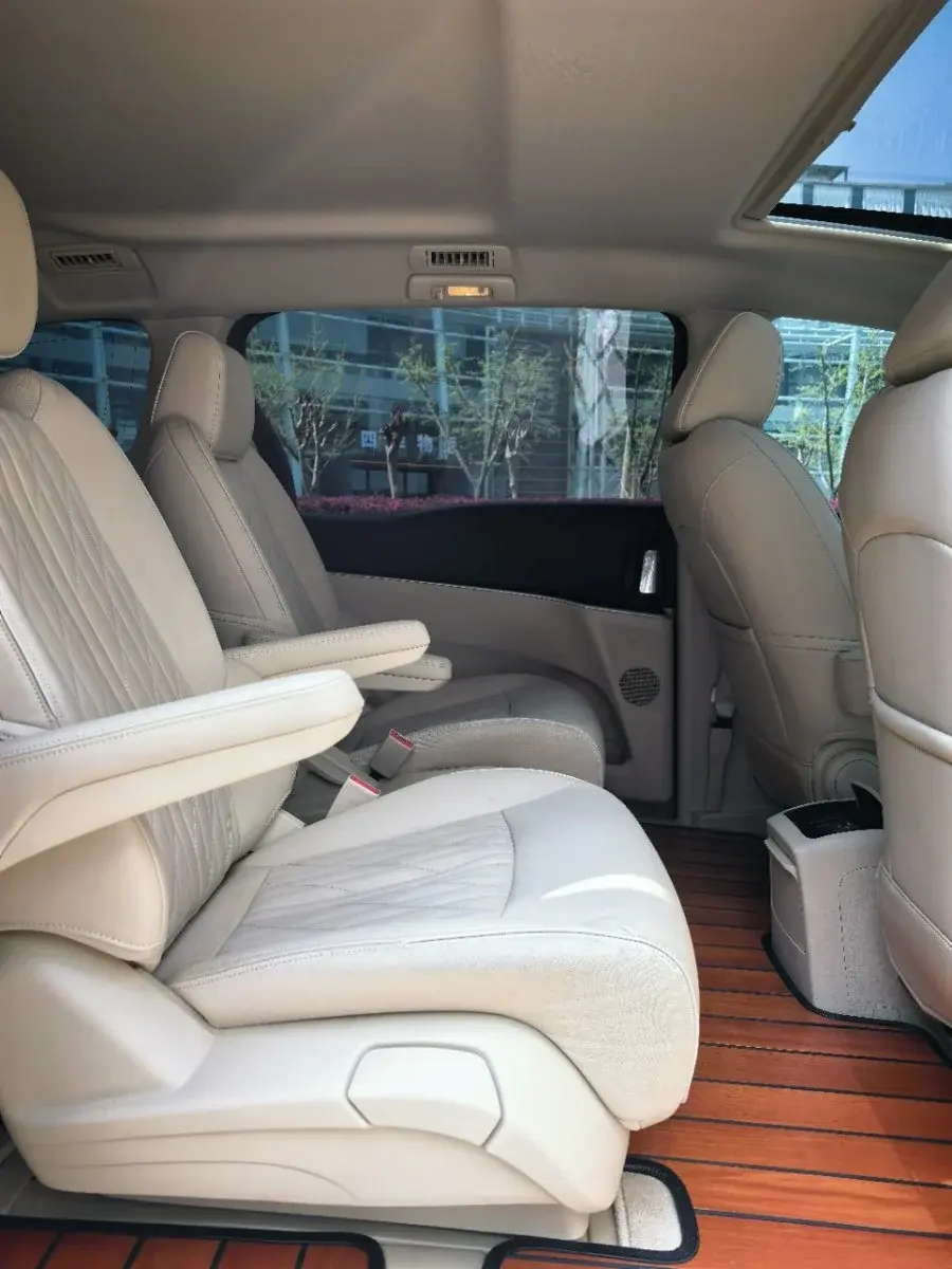 7-seat private car · Interior