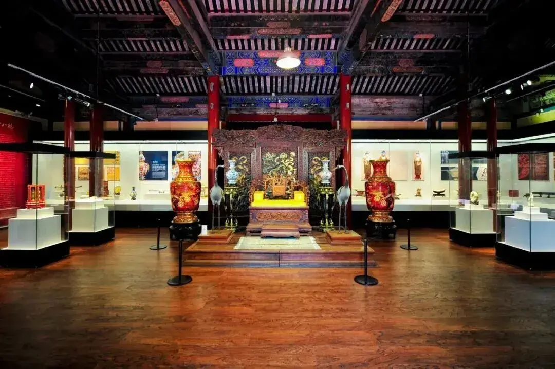 Tu'er Ye figures displayed in a heritage exhibition space