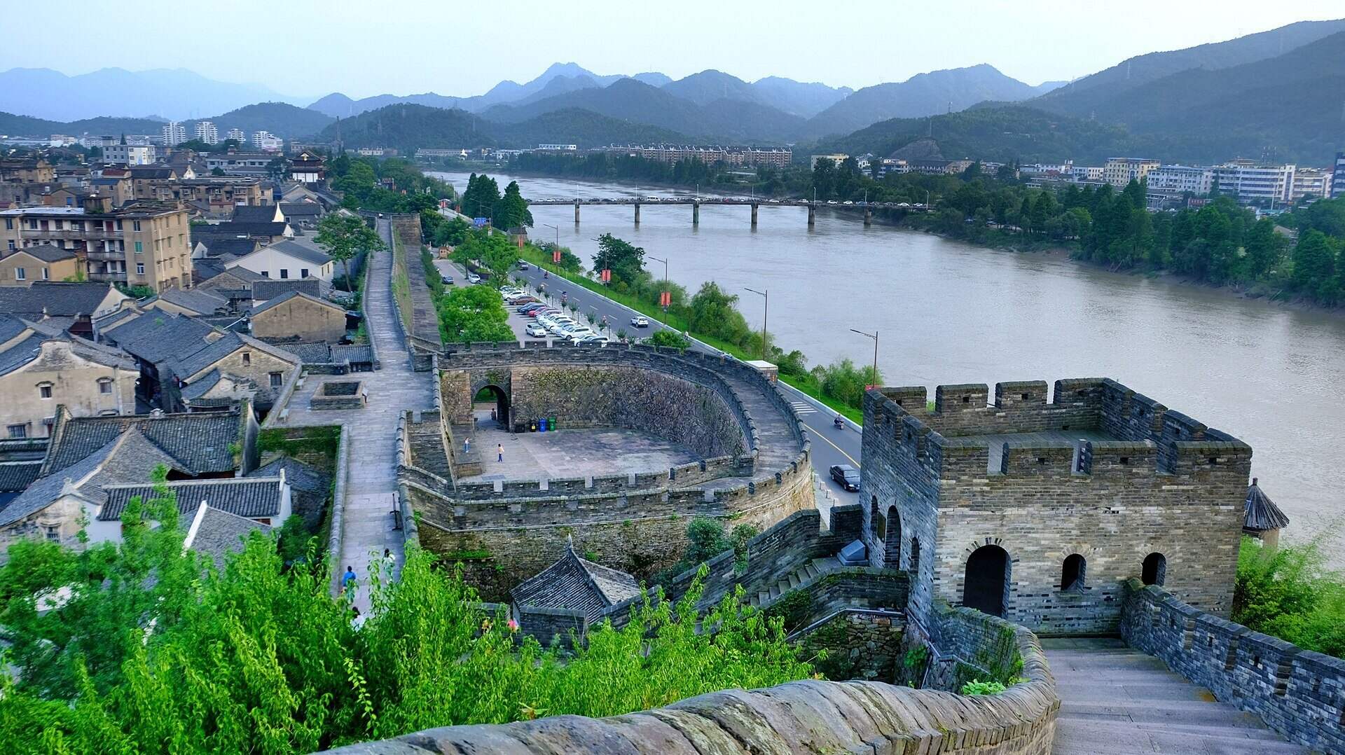 The Taizhou Prefecture Wall and its semicircular barbican beside the Ling River