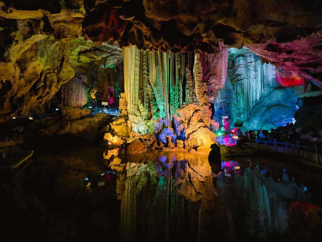 Una grotta carsica vicino a Yangshuo, yangshuo