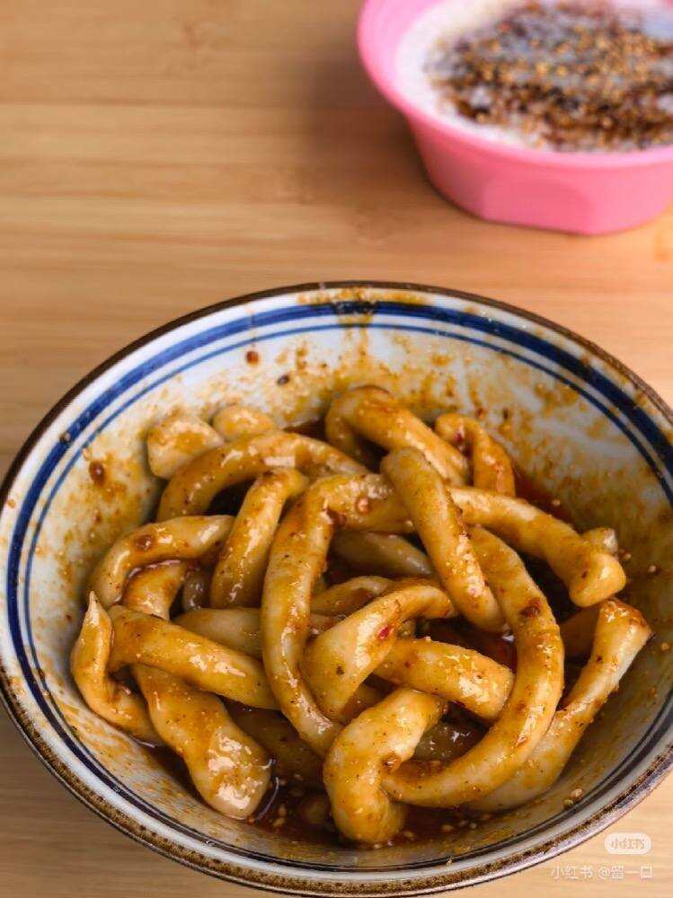 Tian shui mian — thick chewy wheat noodles under sweet soy and peanut paste