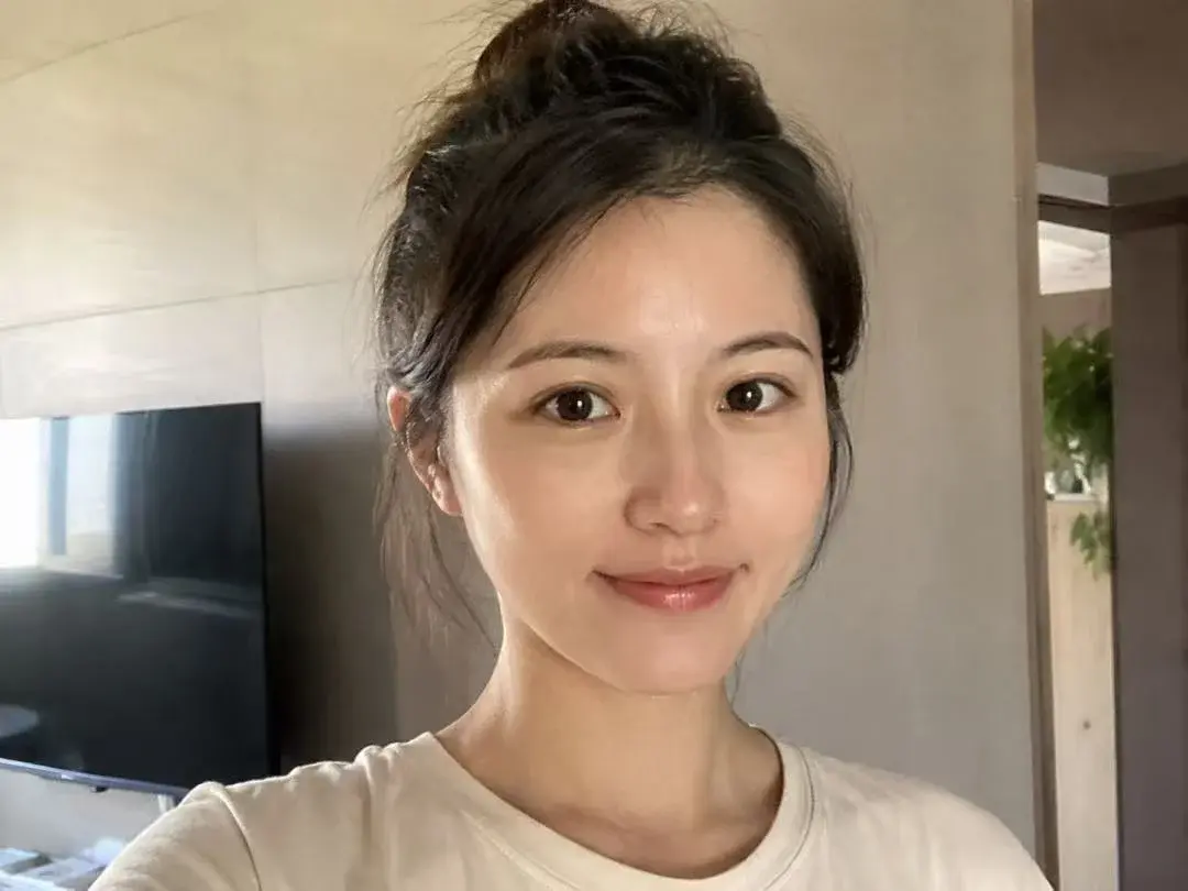 Everyday indoor selfie used as the source photo for a China visa photo
