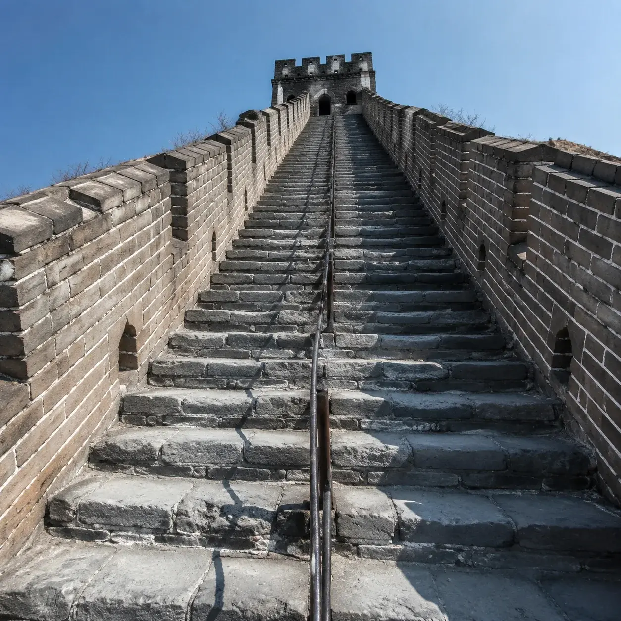 通往敵樓的八達嶺長城陡峭階梯坡道